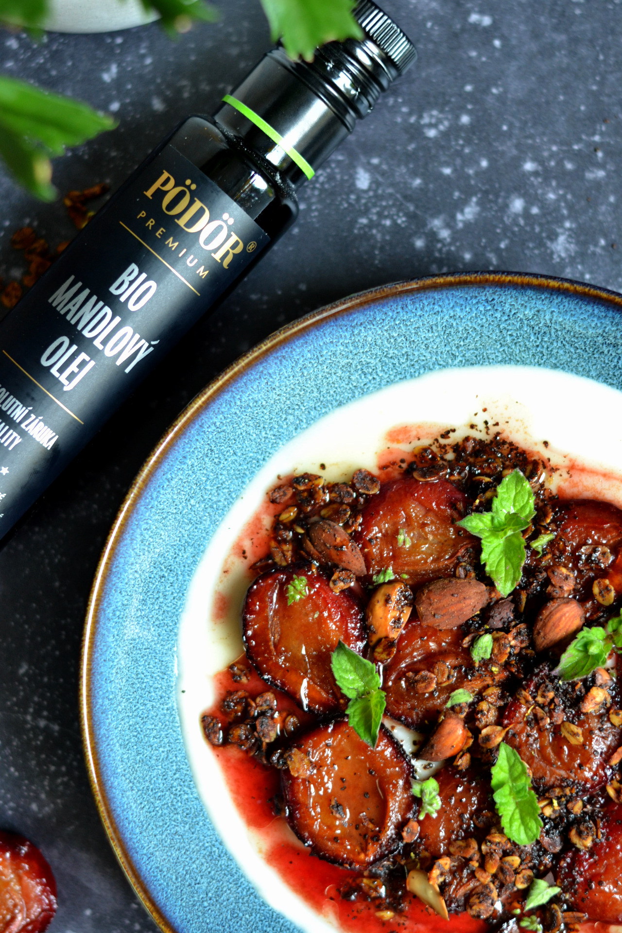 Krupičná kaše s pečenými švrstkami a mandlovým olejem